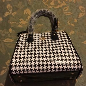 NWT. Black & White Purse